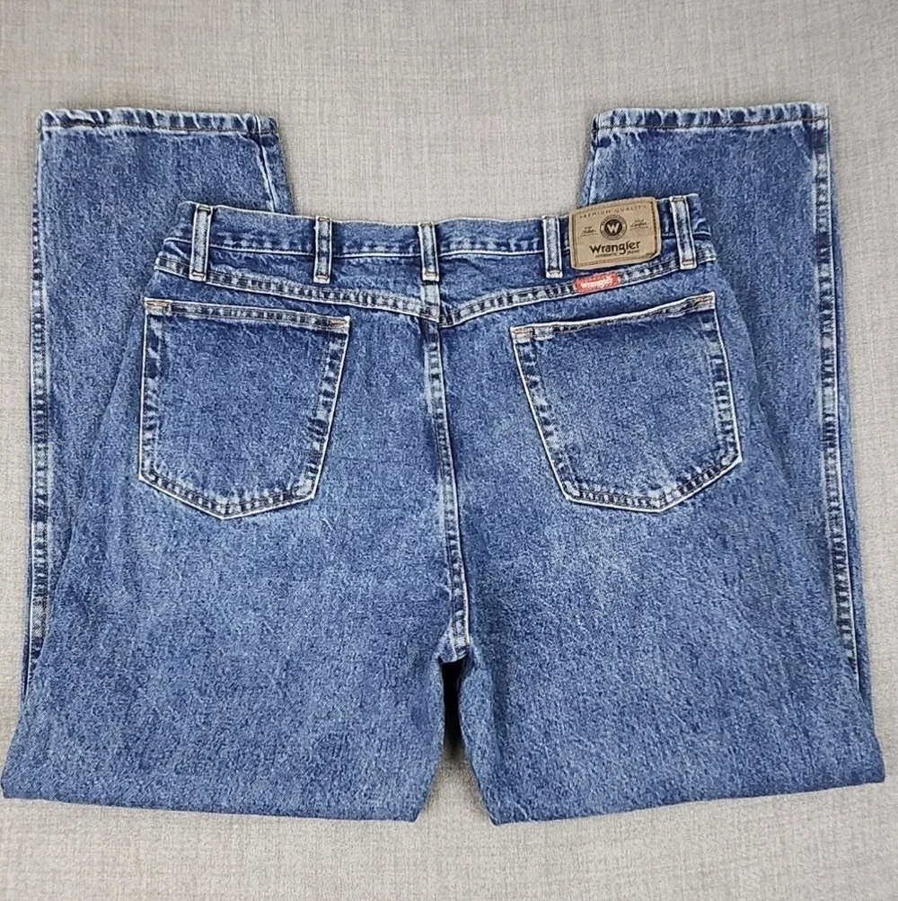 Wrangler Straight Leg Medium Wash Denim Jeans. 100% Cotton Size 38 × 30.
